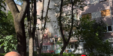 Incendiu în Satu Mare. O femeie resuscitată, o altă persoană găsită carbonizată