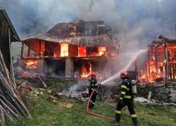 Incendiu puternic în Alba. 2 case cuprinse de flăcări, o femeie de 70 de ani rănită