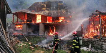 Incendiu puternic în Alba. 2 case cuprinse de flăcări, o femeie de 70 de ani rănită