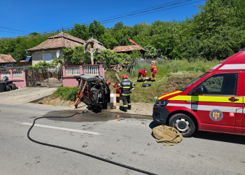 Accident mortal pe șoselele din Alba. O femeie a murit prinsă sub un autoturism răsturnat