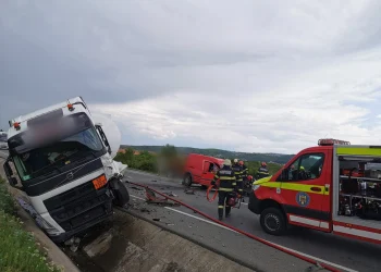 Mașină și o autocisternă accident la ieșirea din Cluj-Napoca spre Apahida. Persoană încarcerată