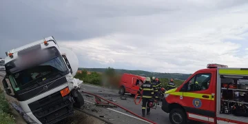 Mașină și o autocisternă accident la ieșirea din Cluj-Napoca spre Apahida. Persoană încarcerată