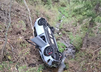 Accident în Muntele Băișorii. Mașină răsturnată într-o vale de patru metri