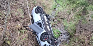 Accident în Muntele Băișorii. Mașină răsturnată într-o vale de patru metri