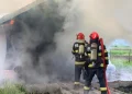 Incendiu la o cabană din Ideciu de Sus. Pompierii intervin cu mai multe echipaje