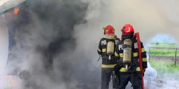 Incendiu la o cabană din Ideciu de Sus. Pompierii intervin cu mai multe echipaje
