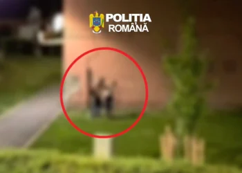 VIDEO Agresiune surprinsă pe stradă, în Săcele. Bărbat arestat după ce și-a lovit partenera