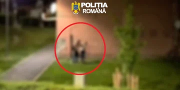 VIDEO Agresiune surprinsă pe stradă, în Săcele. Bărbat arestat după ce și-a lovit partenera