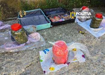 2 persoane arestate preventiv pentru trafic de droguri. Anchetatorii au descoperit aproximativ 4 kilograme de canabis