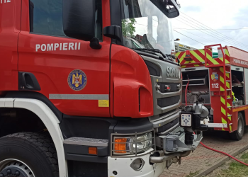 FOTO Incendiu puternic în Viișoara, în zona blocurilor ANL