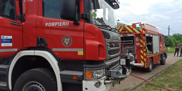 FOTO Incendiu puternic în Viișoara, în zona blocurilor ANL