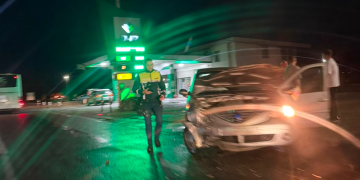 Accident la intrarea în Gherla dinspre Cluj-Napoca. Un autoturism a fost grav avariat