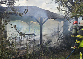 Incendiu în Mărtinești. Pompierii au scos la timp o butelie de gaz din calea flăcărilor