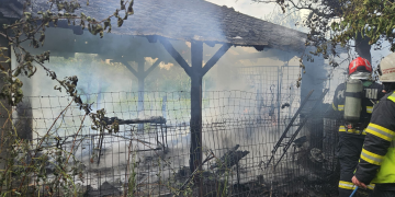 Incendiu în Mărtinești. Pompierii au scos la timp o butelie de gaz din calea flăcărilor