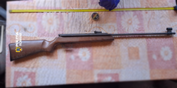 VIDEO Bărbat din Poieni, reținut. A rănit un adolescent de 14 ani cu o armă cu aer comprimat. Incidentul ar fi avut loc în luna aprilie
