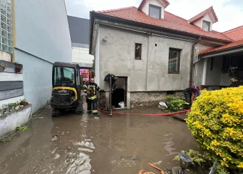 Zeci de subsoluri și gospodării inundate în Sibiu. Pompierii au primit 59 de solicitări în această după-masă