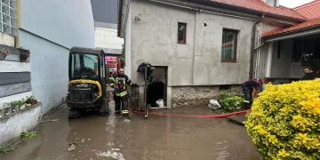 Zeci de subsoluri și gospodării inundate în Sibiu. Pompierii au primit 59 de solicitări în această după-masă
