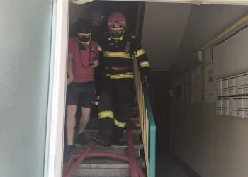 Incendiu într-un bloc din Cugir. Flăcările au cuprins un apartament, pompierii au evacuat locatarii