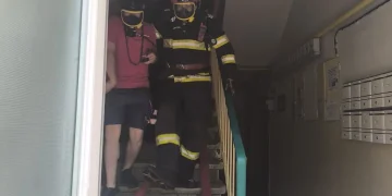 Incendiu într-un bloc din Cugir. Flăcările au cuprins un apartament, pompierii au evacuat locatarii
