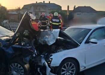 Accident grav pe DN1C la Iclod. Două persoane încarcerate, elicopter SMURD alertat