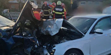 Accident grav pe DN1C la Iclod. Două persoane încarcerate, elicopter SMURD alertat