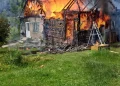 Incendiu puternic la o casă din Beliș. Pompierii au salvat o anexă și un adăpost de animale