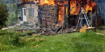 Incendiu puternic la o casă din Beliș. Pompierii au salvat o anexă și un adăpost de animale