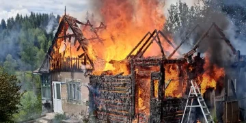 Incendiu puternic la o casă din Beliș. Pompierii au salvat o anexă și un adăpost de animale