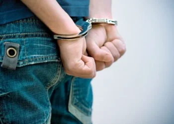 Polițiștii din Cluj au arestat un bărbat acuzat de viol, tâlhărie și acte de violență