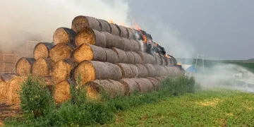 Baloți de paie în flăcări la Gârbova de Sebeș. Pompierii din Alba și Sibiu intervin cu 3 autospeciale