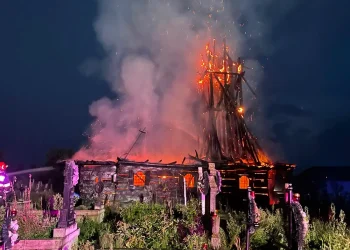 VIDEO Biserică monument istoric distrusă de flăcări în Maramureș