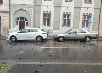 Horn prăbușit pe strada Avram Iancu din Sibiu. 3 mașini au fost avariate