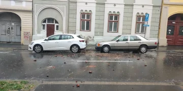 Horn prăbușit pe strada Avram Iancu din Sibiu. 3 mașini au fost avariate