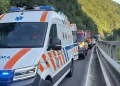 Stâncă prăbușită peste o mașină pe DN7, Sibiu. Trafic blocat, intervine elicopterul SMURD