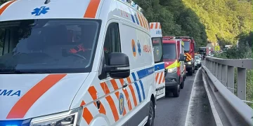 Stâncă prăbușită peste o mașină pe DN7, Sibiu. Trafic blocat, intervine elicopterul SMURD