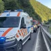 Stâncă prăbușită peste o mașină pe DN7, Sibiu. Trafic blocat, intervine elicopterul SMURD