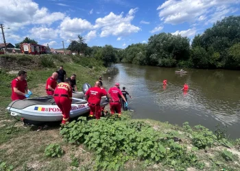 2 copii au căzut în râul Mureș, la Cipău. Pompierii în misiune de căutare-salvare