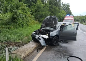 Accident urmat de incendiu în Mureș. Au intervenit imediat pompierii din Târnăveni