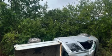Pompierii dejeni intervin la un accident grav lângă Bobâlna. Autoutilitară răsturnată, 2 bărbați răniți