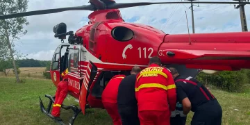 Pompierii dejeni intervin la un accident grav lângă Bobâlna. Autoutilitară răsturnată, 2 bărbați răniți
