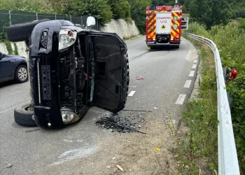 Accident lângă Mănăstirea Strâmba, Bistrița-Năsăud. Mașină răsturnată, o persoană la spital