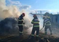 Pompierii mureșeni contra flăcărilor. 2 anexe și mai mulți baloți de fân s-au aprins în Șăulia