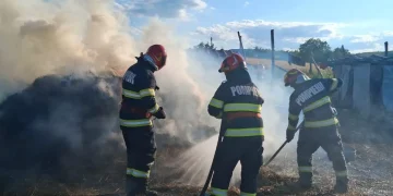 Pompierii mureșeni contra flăcărilor. 2 anexe și mai mulți baloți de fân s-au aprins în Șăulia