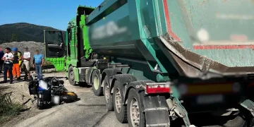 Accident grav lângă Ciucea. Motociclist rănit, traficul rutier blocat