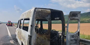 Incendiu pe autostrada A3. O autoutilitară a luat foc pe sensul de mers Târgu Mureș – Cluj-Napoca
