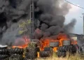 VIDEO Incendiu puternic la o hală în Mihai Viteazu. Intervenție masivă a pompierilor din Turda