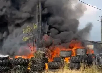 VIDEO Incendiu puternic la o hală în Mihai Viteazu. Intervenție masivă a pompierilor din Turda