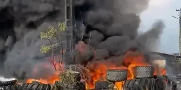 VIDEO Incendiu puternic la o hală în Mihai Viteazu. Intervenție masivă a pompierilor din Turda