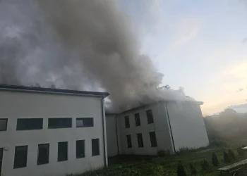Alertă ISU Cluj. Incendiu la acoperișul școlii din comuna Iara