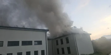 Alertă ISU Cluj. Incendiu la acoperișul școlii din comuna Iara